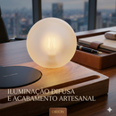 Luminária Orion de Mesa com Globo de Vidro e Carregador por Indução